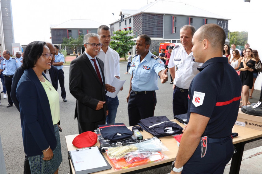 la délégation officielle prend connaissance du contenu du paquetage qui sera remis aux sapeurs pompiers volontaires