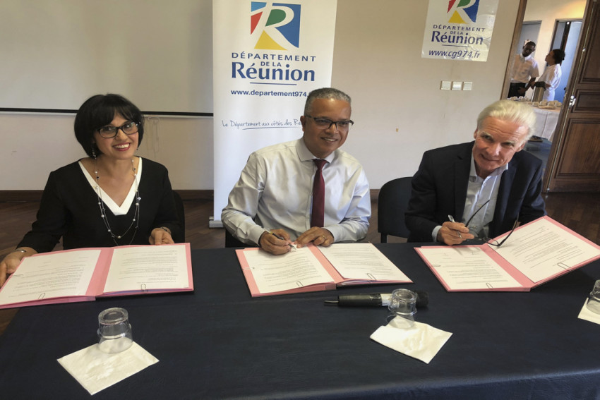 Claudette Grondin vice-présidente du Département, Cyrille Melchior Président du Département et Paul Techer maire de Cilaos signent le Pacte de Solidarité Territoriale