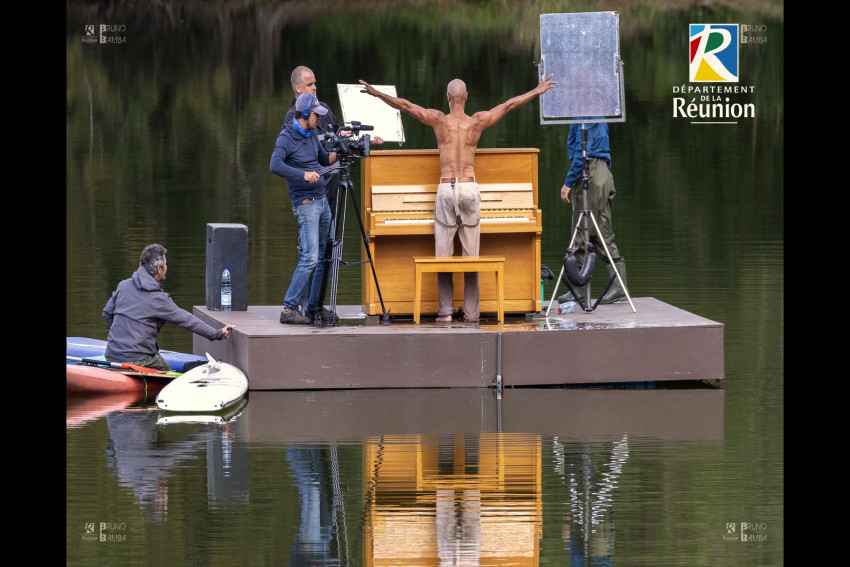 le tournage sur un radeau au-dessus de l'eau