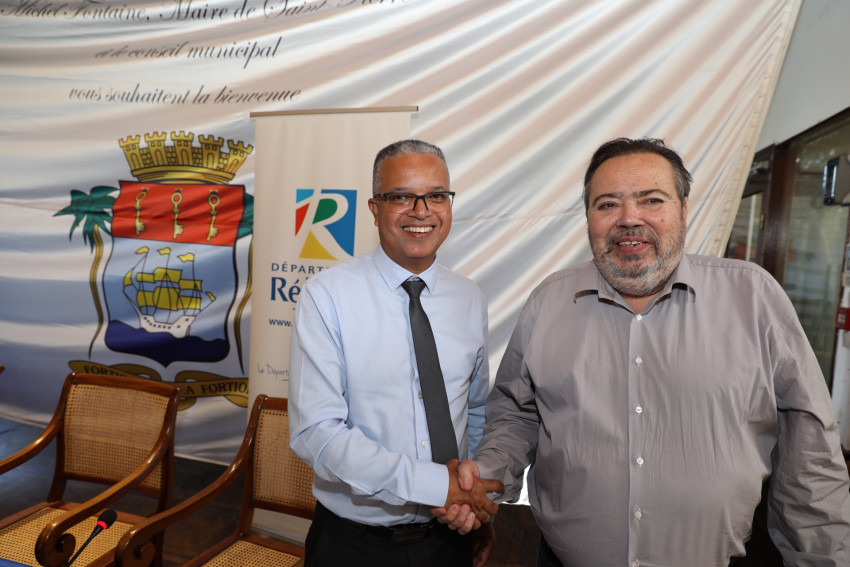 poignée de main entre le Président du Conseil Départemental et le Maire de la ville de Saint Pierre 