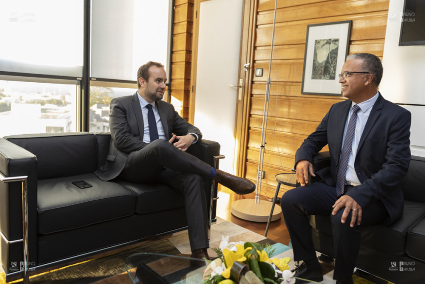 Sébastien LECORNU secrétaire d'Etat à la Transition écologique et solidaire et Cyrille MELCHIOR dans le bureau du président du Département Réunion