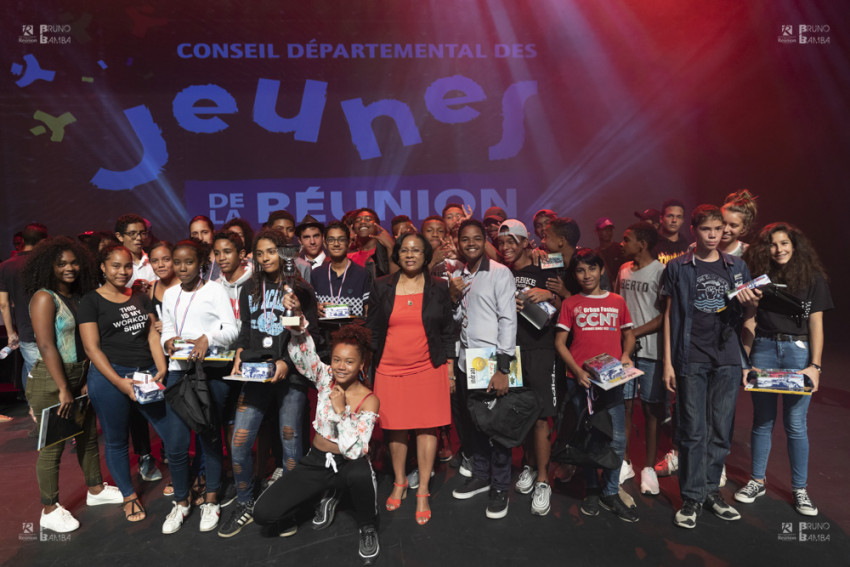 les collégiens de l'Etang St Paul lauréats du concours posent autour de Marie Lyne Soubadou élue du Département pour la photo de groupe