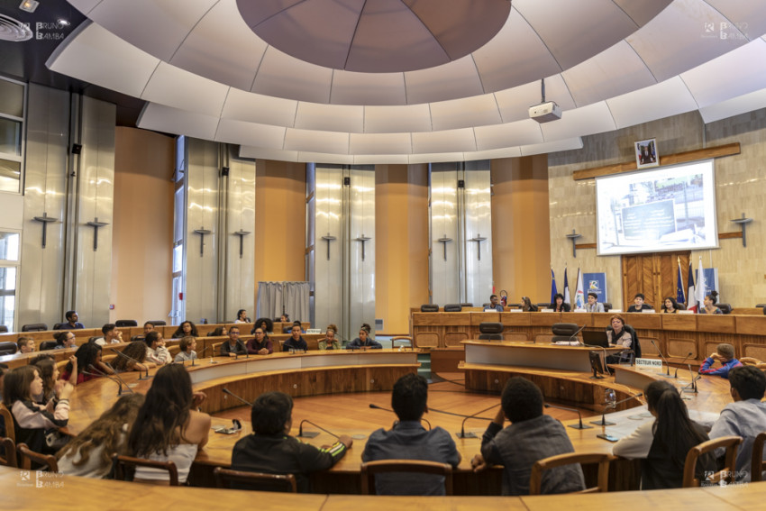 Des collégiens dans l'hémicycle du Palais de la source assitent au bilan 2017 du Conseil Départemental des Jeunes