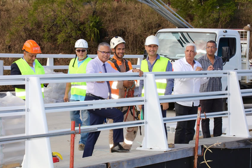 le président avec les équipes sur le chantier