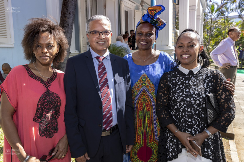 Marie Josée, Asma, Soiffia représentantes du Mayotte, posent en compagnie de Cyrille MELCHOR Président du Département