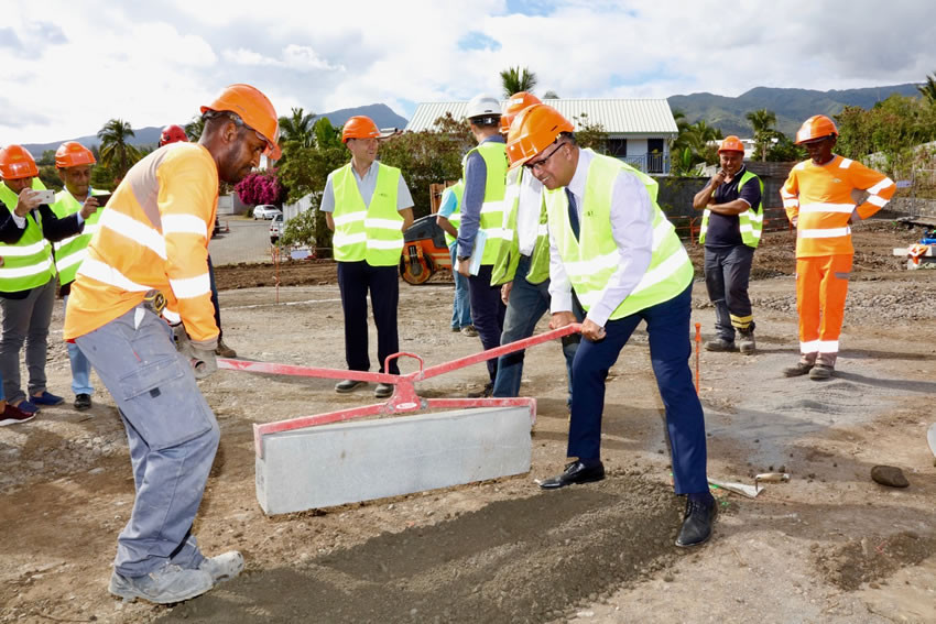 Pose d'une pierre de chantier par Cyrille Melchior