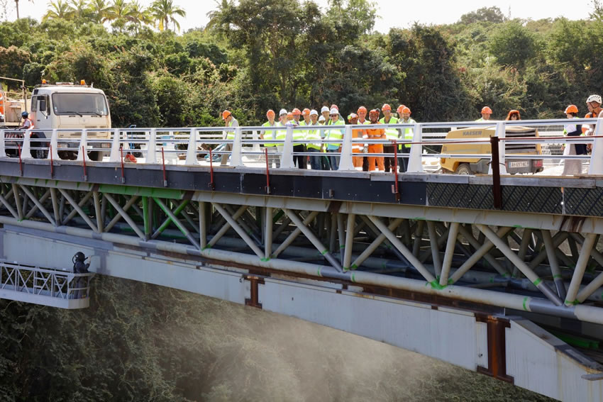 La délégation en visite sur le  pont