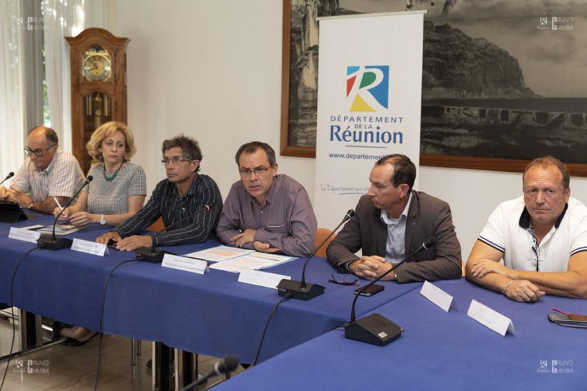 Daniel GONTHIER représentant de l ARIFEL et de l 'ADIR, Sylvie LEMAIRE Déléguée générale Syndicat du Sucre de La Réunion, Jean Bernard GONTHIER Président de la Chambre d'Agriculture de La Réunion, Serge Eric HOAREAU Vice Président du Département, Joel SORRES Président du FRCA, Patrick LEVENEUR de l'ARIV