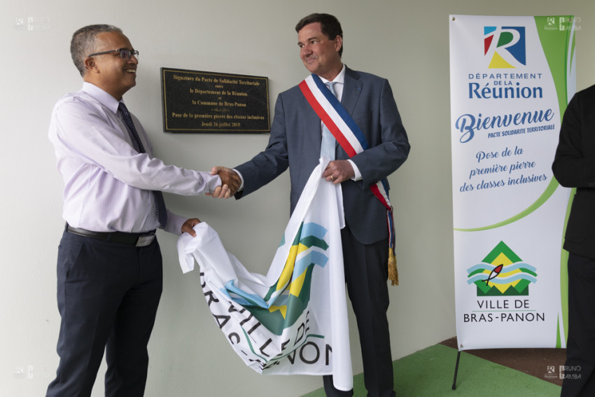 Daniel GONTHIER maire de Bras Panon et Cyrille MELCHIOR président du Conseil Départemental, dévoilent la plaque annonçant la construction des classes inclusives de l'école Ma Pensée de Bras panon