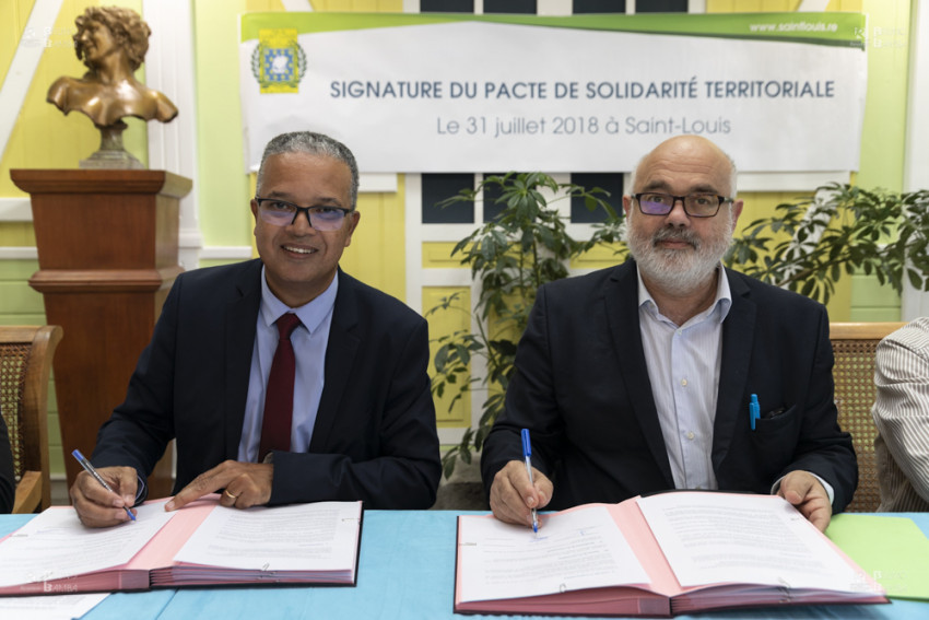 Cyrille Melchior Président du Conseil Départemental et Patrick Malet le maire de Saint Louis, signent le Pacte de Solidarité Territoriale pour la commune de Saint-Louis