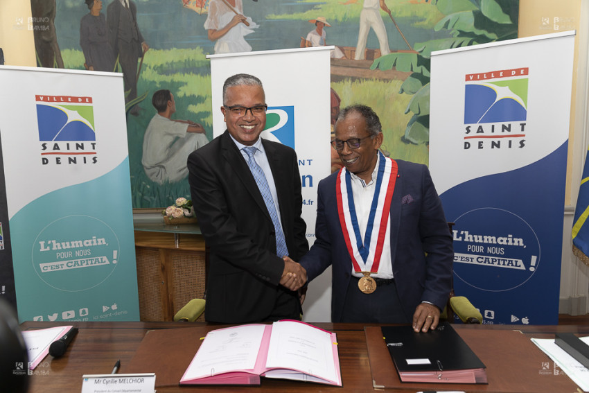 Poignée de main entre le  Président du Département Cyrille Melchior et le Maire de saint Denis, aprés la signature du Pacte de Solidarité Territoriale