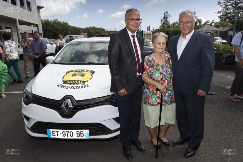 madame de GUINE, Cyrille Melchior et Maurice GIRONCEL devant un taxi social