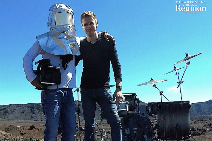 alexandre boutié en astronaute et mathéo techer le batteur posent devant la batterie à la Plaine des sables