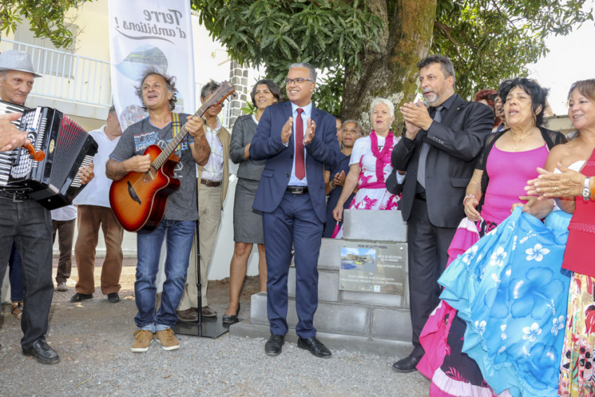 un accordéoniste, un guitariste font une démonstration musicale avec des danseuses , en présence des élus