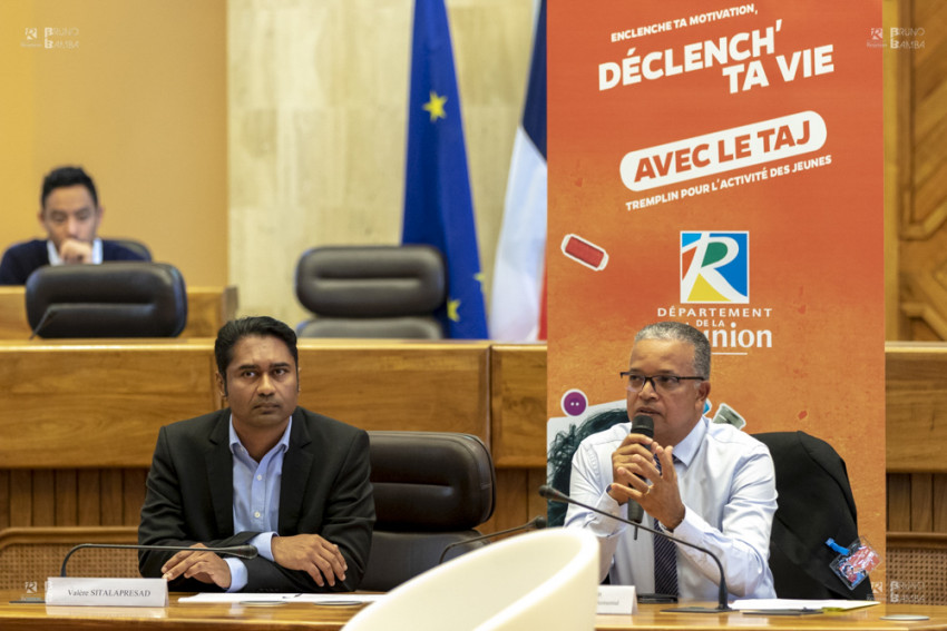 Valère SITALAPRESAD Directeur de l'insertion et Cyrille MELCHIOR Président du Département présentent le TAJ, Tremplin pour l'Activité des Jeunes au Palais de la Source