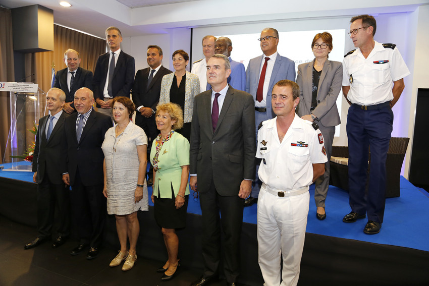 Les élus et les Ambassadeurs de la zone Océan Indien posent pour la photo souvenir, en présence d’Annick Girardin, ministre des Outre-mer