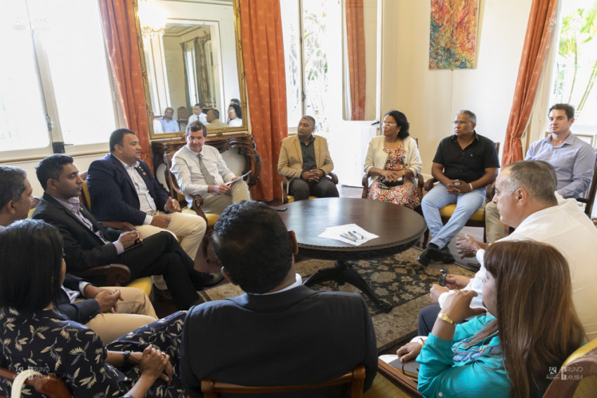 Echange entre tous les membres dans le salon de la Villa du Département