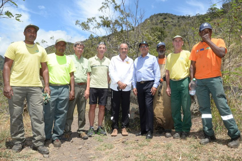 le président cyrille melchior, robert chicaud posent avec les équipes de l'ONF (photo Jean Yves Kee Soon)