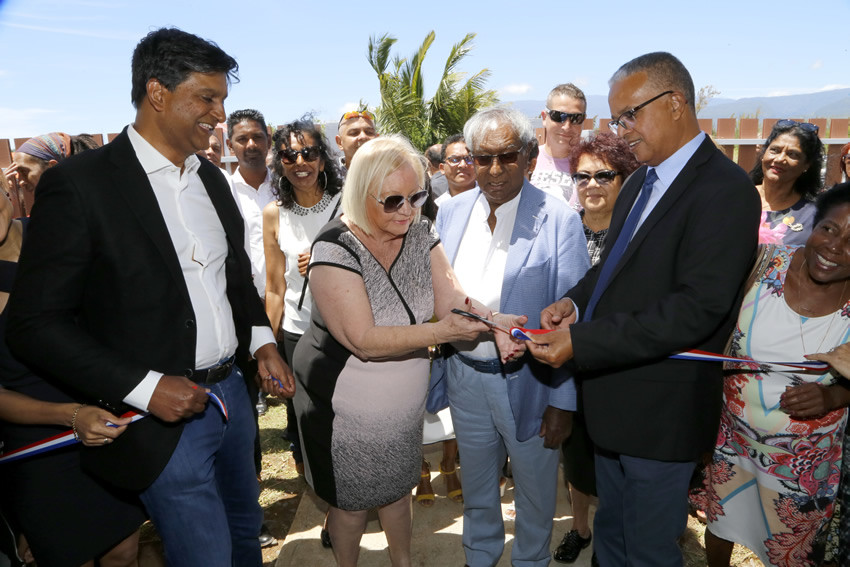 Entourée par Jean-Marie Virapoullé, Jean-Paul Virapoullé, Cyrille Melchior et les invités, Aude Palant-Vergoz coupe le ruban