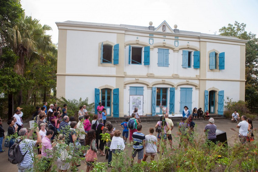 des visiteurs devant le musée