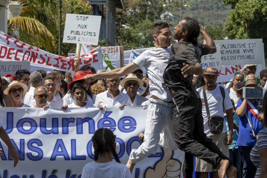 des danseurs de moringue devant le cortège