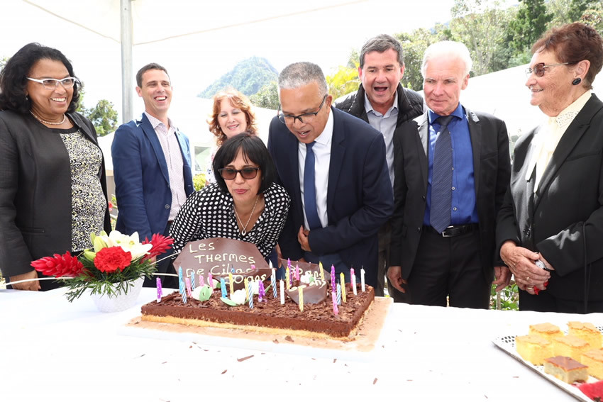 les élus du Département soufflent les bougies du gâteau d'anniversaire des thermes de Cilaos