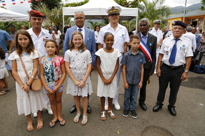 des officiels de la cérémonie et des élèves