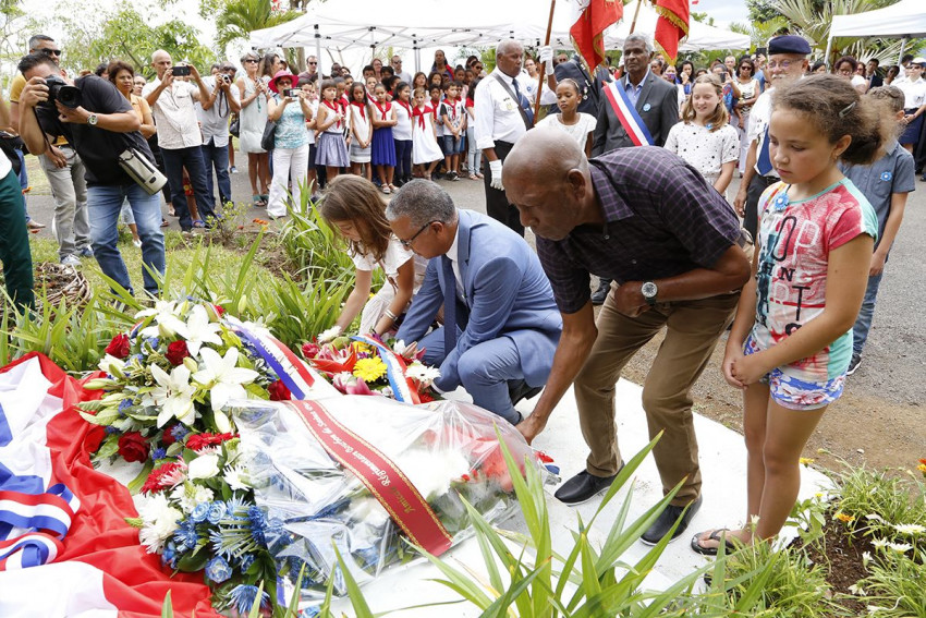 les élus et des élèves déposent une gerbe au pied du monument aux morts