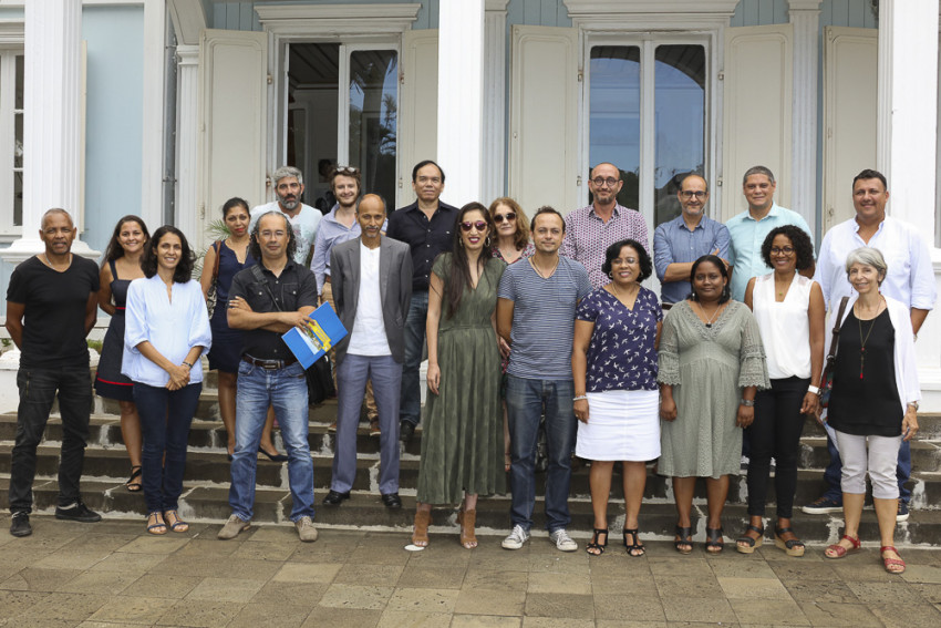 photo de groupe des représentants des collèges participant au concours, autour de Mme Soubadou vice-Présidente départementale déléguée à l'Education