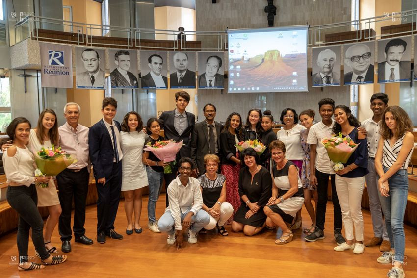 l'ancien et le nouveau bureau du Conseil des Jeunes, les services administratifs de l'Education et les personnalités présentes posent pour la photo de groupe