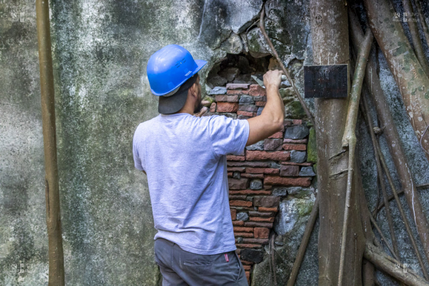 un ouvrier participe à la restauration du Lazaret N°2