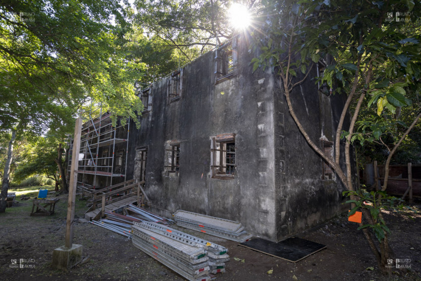 Le bâtiment du Lazaret N°2 avec l'immense échafaudage au milieu des arbres