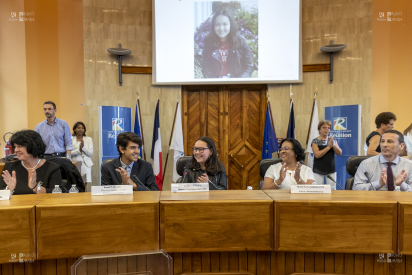 la tribune officielle au sein de l'Hémicycle du Département