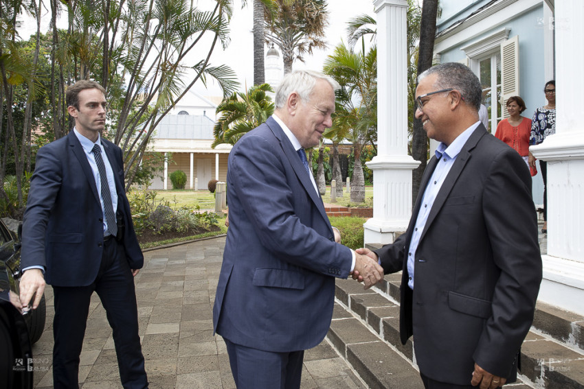 Jean-Marc Ayrault et Cyrille Melchior se serrent la main à la Villa du Département