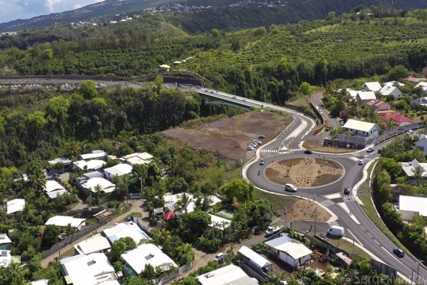 Vue aérienne du nouveau rond point côté la Plaine Saint Paul jouxtant le pont de Sans Souci