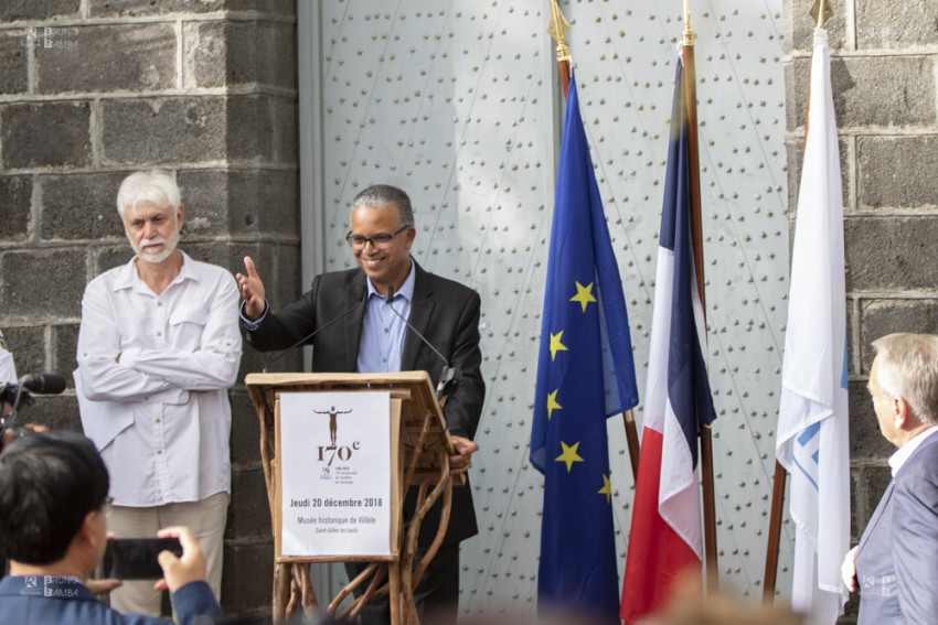 cyrille melchior au pupitre s'adresse au public