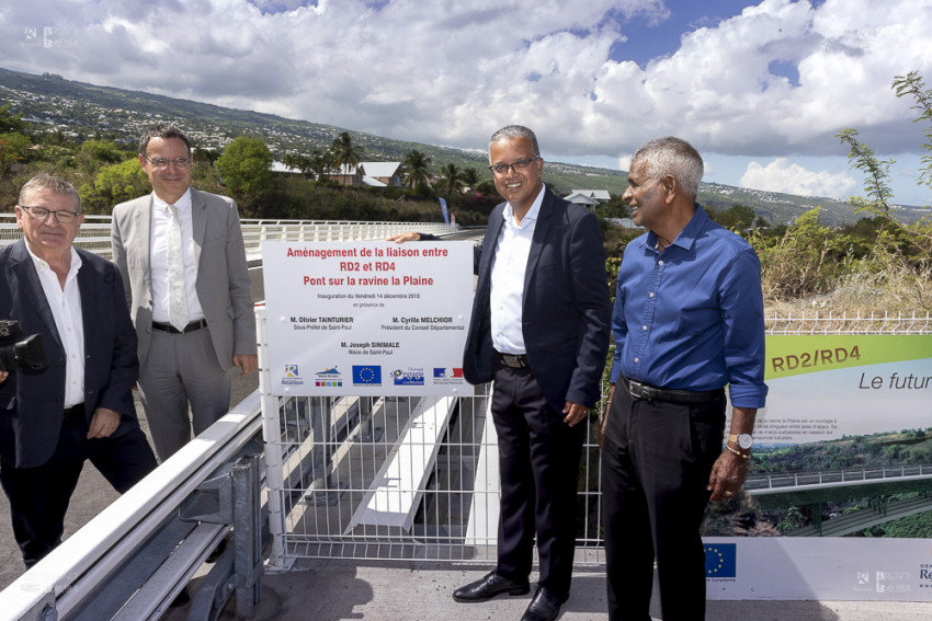 Cyrille Melchior, Joseph Sinimalé, Olivier Tainturier , Dominique Fournel,  dévoilent une plaque inaugurant le nouveau pont sur la ravine la Plaine au croisement de la RD2-RD4