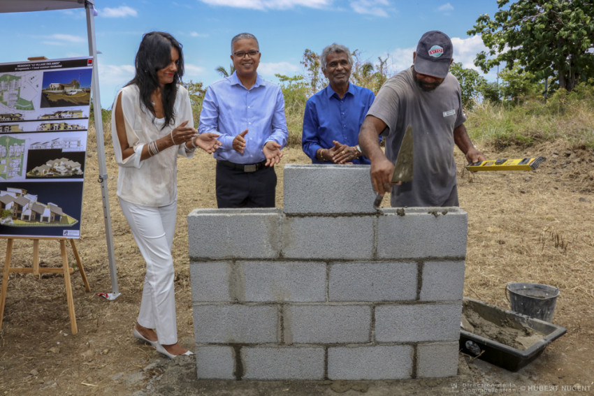 pose de la première pierre du chantier