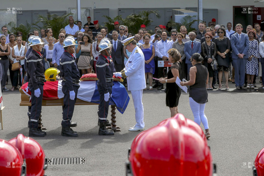 A titre posthume, le sergent Jessy Ricet Eve devient adjudant et est élevé au rang de Chevalier de la Légion d'honneur par le Préfet de La Réunion