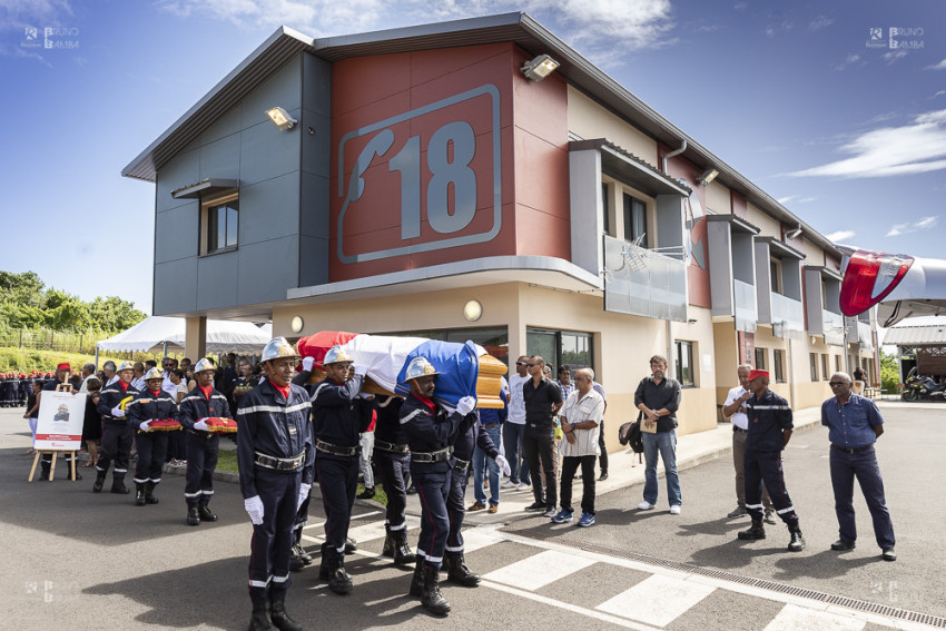 Des centaines de personnes, dont 700 pompiers de toute La Réunion et réprésentant les 28 centres de secours ont assisté à l'hommage à l'Adjudant Jessy EVE