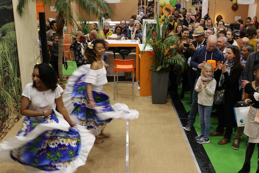 des danseuses sur le stand du Village Réunion, devant les visiteurs du salon