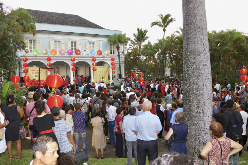 Le public nombreux devant la villa du Département