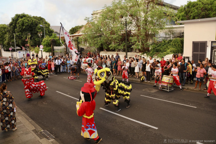 Danse des lions dans la rue de Paris