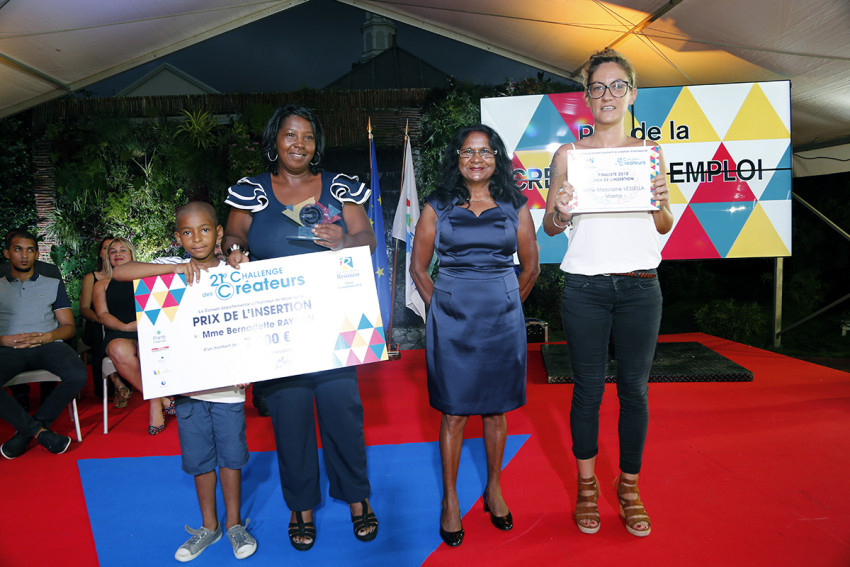 Remise des prix par Jacqueline SILOTIA, Président de la commission Insertion du Conseil Départemental dans la catégorie "Prix de l'insertion" aux finalistes, Mme Bernadette RAYAPIN et MmeMarjolaine VESSELLA