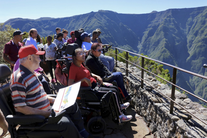 Les adhérents de l’association sportive des personnes handicapées du Tampon ainsi que le Foyer d’Accueil Occupationnel (FAO) de Saint-Pierre devant le belvédère