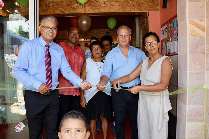 Cérémonie de la coupe de ruban pour l'inauguration