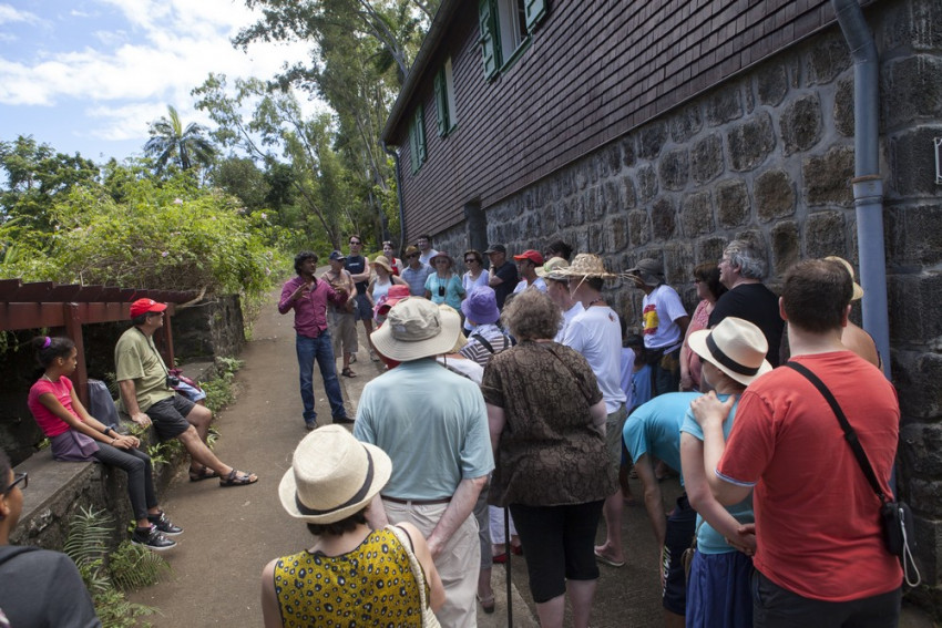 Les visiteurs attentif aux explications du guide du Jardin