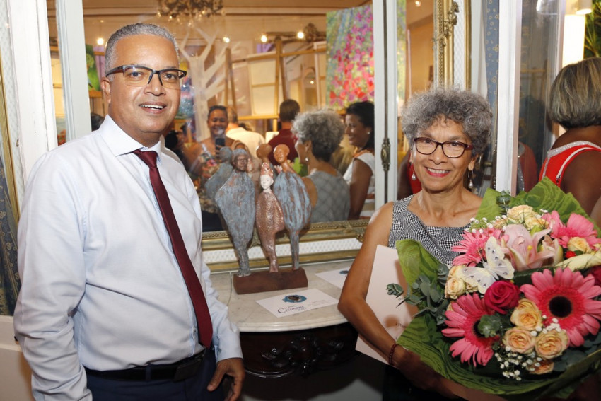 le Président Cyrille Melchior et Guylène Lauret 1er prix pour son œuvre « Métissage » en catégorie sculpture