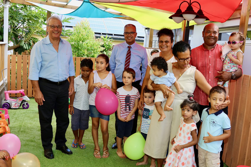 Cyrille Melchior et Maurice Gironcel avec les enfants et le personnel de la MAM