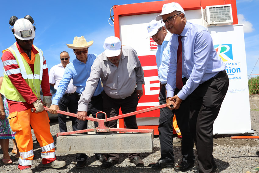 Les élus et un ouvrier posent la première pierre sur le chantier